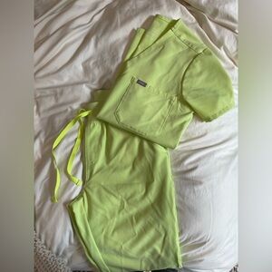 Figs small lime green scrub set